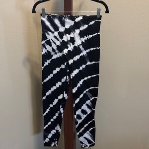 PINK Victoria's Secret Black and White Tie-Dye Leggings